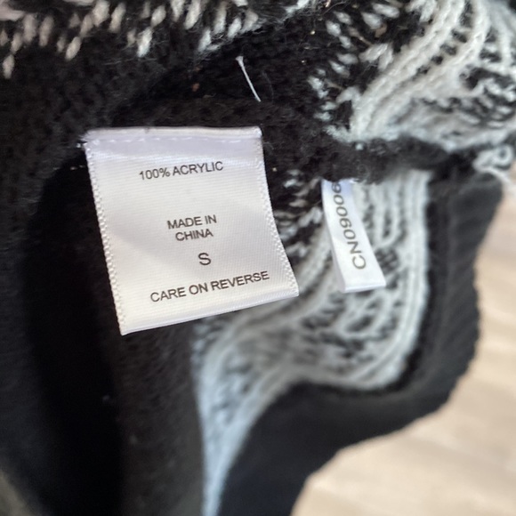 NEW YORK & COMPANY off shoulder boatneck poncho-style sweater dolman sleeve S - Picture 3 of 3